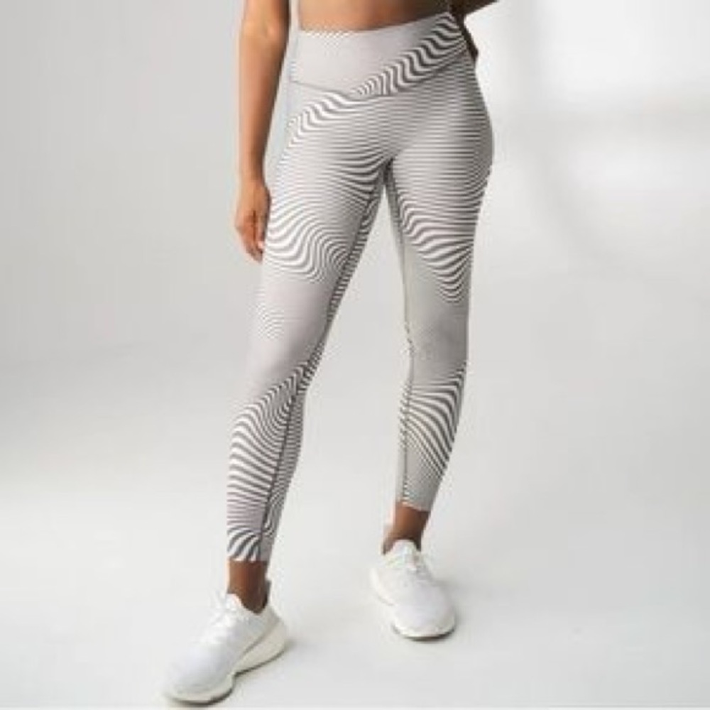 NWOT Cosmopolitan‎ X Balance Athletica Vitality Compression Pant Gray White L